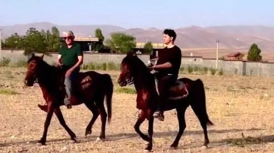 فیلم/قاب مشترک دانیال پورصباح و رضا کیانیان در پشت صحنه «بامداد خمار» در حال تمرین سوار کاری / خیلی این مرد جنتلمنه!