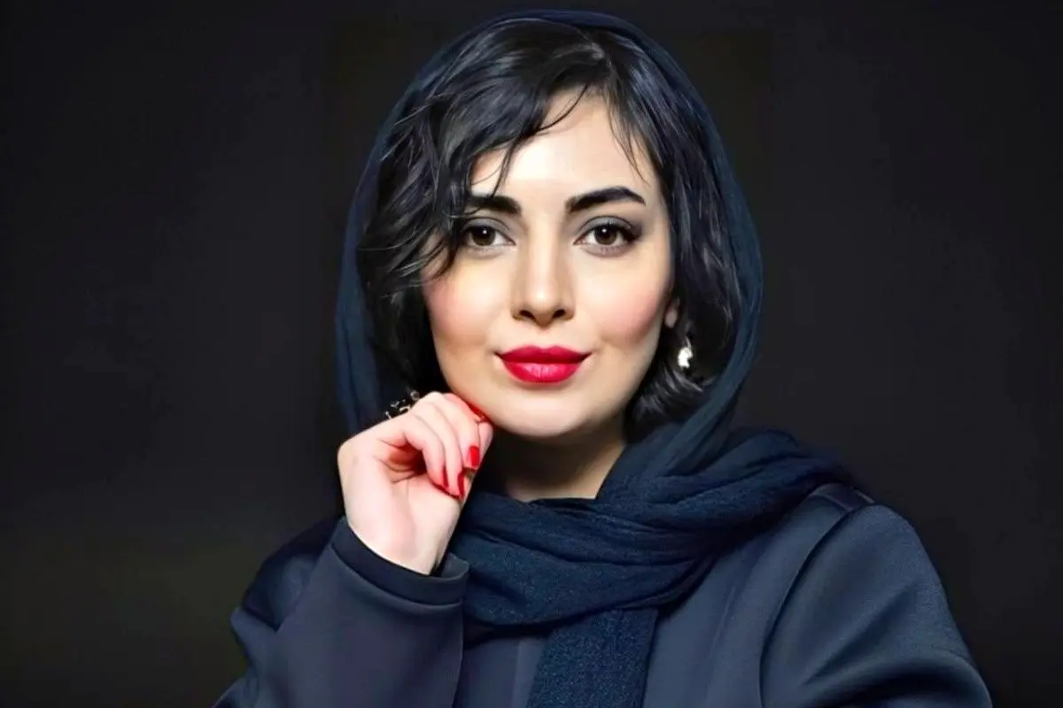 مهشید جوادی با استایل قرمز و موهای افشان در جشن یلدا همه را شگفت‌زده کرد!