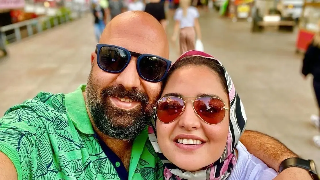 عکس ها /حیوان خانگی و اخمو و بی اعصاب نرگس محمدی و علی اوجی بین چیدمان شیک خانه شان / از اتاق خواب تا پذیرایی با فرش ابریشم اصیل ایرانی و دکوربندی لوکس ..