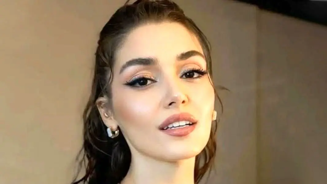 هانده ارچل در مهمانی سال نو طلایی پوشید / استایل کریسمسی خاص و چشم نواز زیباترین زن مسلمان جهان!