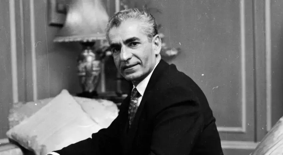 قاب تاریخ | محمدرضا پهلوی و مجسمه شاپور اول ساسانی؛ سال 1336