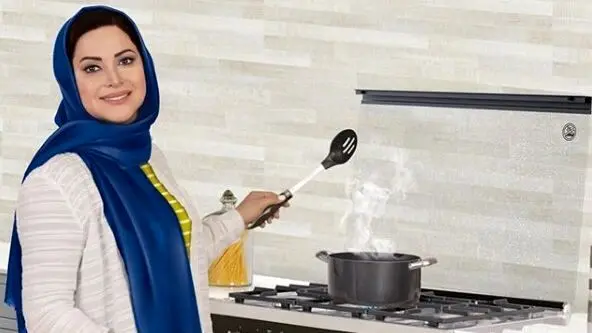 فیلم/ نگاهی به چیدمان خانه کمند امیرسلیمانی/ از لوستر، پرده و دیوارکوب های آینه تا مبلمان خوشرنگ به سلیقه خودش…!