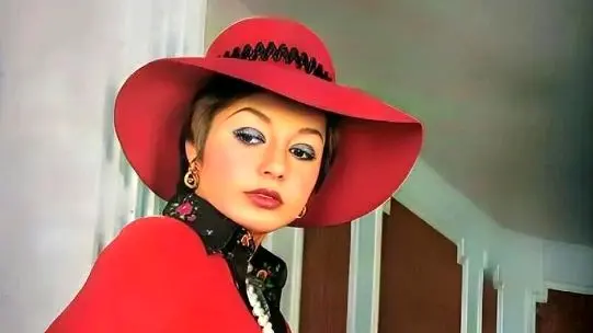 قاب تاریخ | چیدمان اتاق خواب کودکی گوگوش؛ جولان عروسک‌های کلاسیک