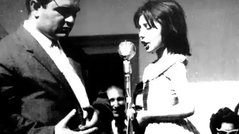 قاب تاریخ| گوگوش 9 ساله و پدرش درحال آوازخوانی در جمع دوستانه؛ 1338