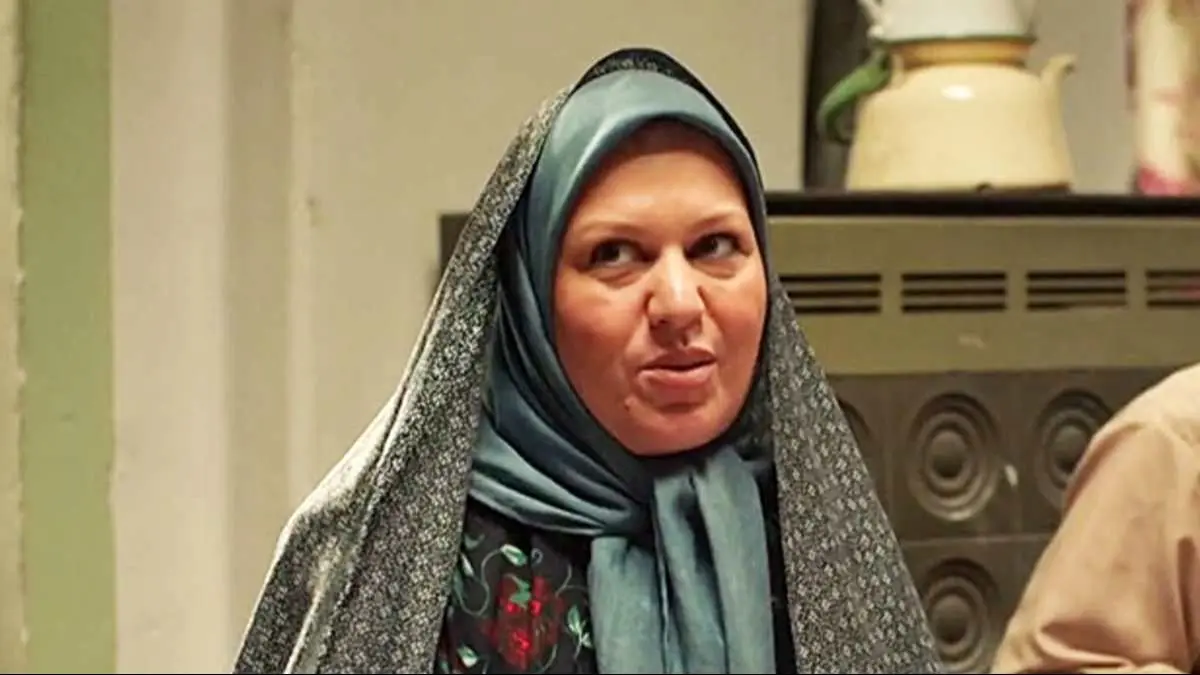 تصویری زیبا از گیتی قاسمی در لباس سنتی در نمایشگاه صنایع دستی کشور امارات / متقاوت از صدا و سیما و قاب تلویزیون!