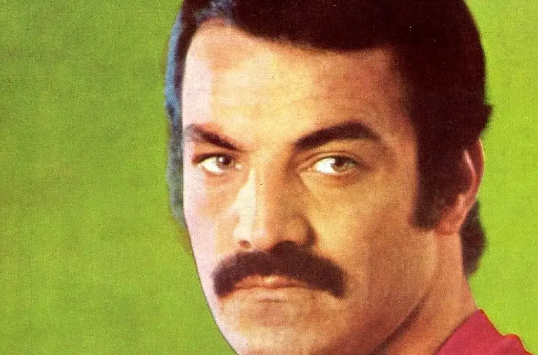 عکس| سفر در زمان؛ «سعید راد» در حال پیاده روی شبانه با پسر ایرج قادری؛ سال 1402