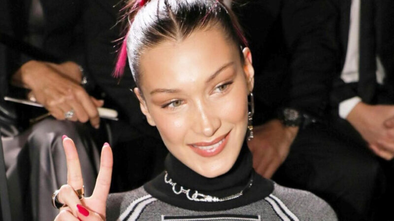 تضاد رنگ در استایل زمستانی بلا حدید؛ سادگی و شیک‌پوشی همزمان