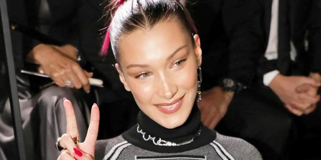 تضاد رنگ در استایل زمستانی بلا حدید؛ سادگی و شیک‌پوشی همزمان