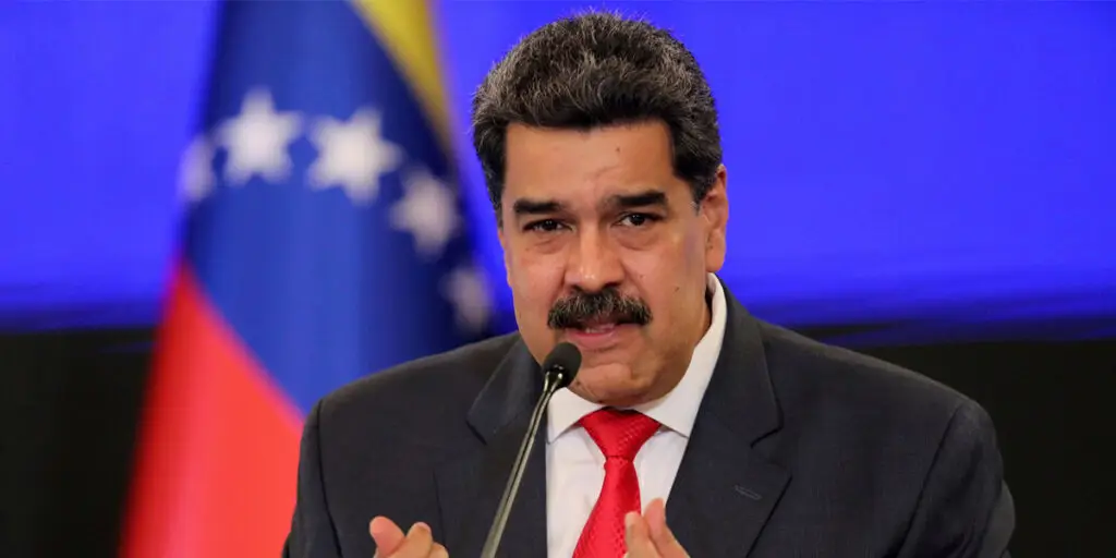 آقای رئیس جمهور یک ربع قبل از فروپاشی با این لباس‌ها دیده شد!