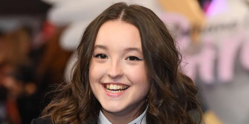 دختر جوان «بازی تاج و تخت» با استایلی جسورانه و متفاوت فرش قرمز را به تسخیر خود درآورد