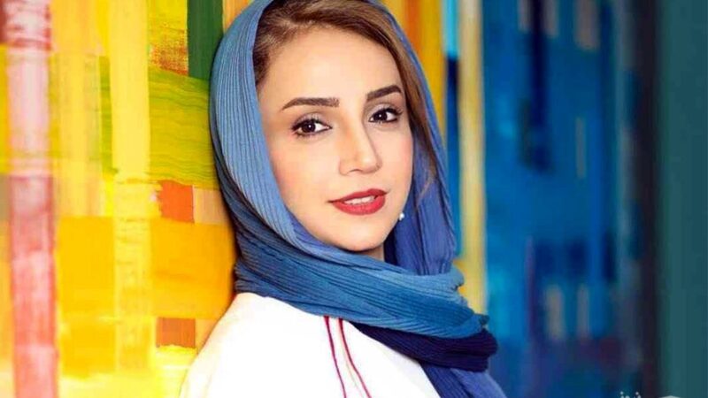 عروسک بازی شبنم قلی‌خانی با دخترش روی چمن پارک