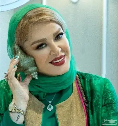 خارج گردی بهاره رهنما و نسیم ادبی کنار رودخانه‌ای در یونان