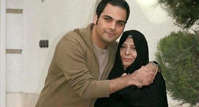 مادر احسان علیخانی: یک بار رفته بودیم مزرعه پدرش؛ آن جا چند تا مرغابی کوچک با مادرشان زندگی می کردند، تا من کیفم را زمین بگذارم ،احسان کله یکی از مرغابی ها را کَند، نگران آینده اش شدم