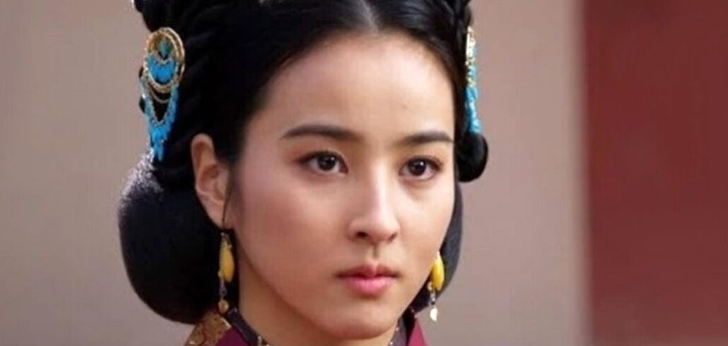 نگاهی به چیدمان منزل شاهانه و مجلل هان هه جین «سوسانو جومونگ» و همسر فوتبالیستش/ از حیاط سرسبز و مبلمان کلاسیک تا آباژور و تابلو هنری