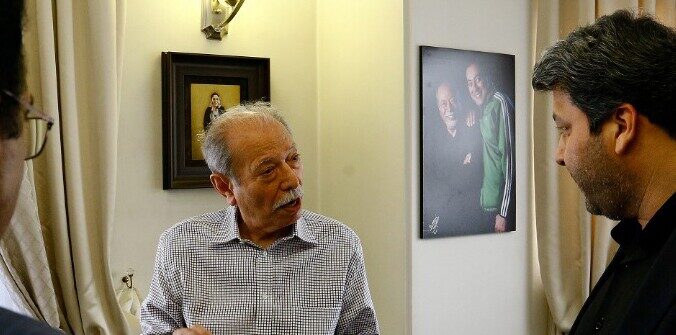 خانه گرم و باصفای علی نصیریان زیر ذره بین؛ از مبل های فیروزه‌ای زیبا با طرح ایرانی و اصیل تا قاب عکس های خصوصی و کتابخونه شخصی/ برازنده ستاره ماندگار سینمای ایران+عکس