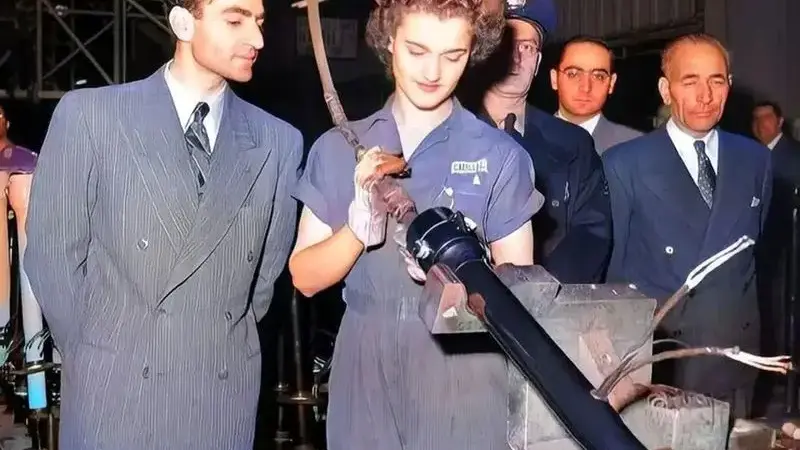 قاب تاریخ | بازدید شاه پهلوی از دیترویت و کارخانه خودروسازی کادیلاک در کنار زیباترین کارگر آن زمان