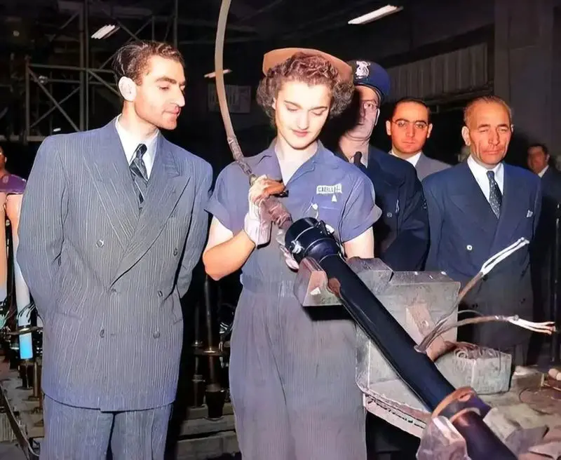 قاب تاریخ | بازدید شاه پهلوی از دیترویت و کارخانه خودروسازی کادیلاک در کنار زیباترین کارگر آن زمان