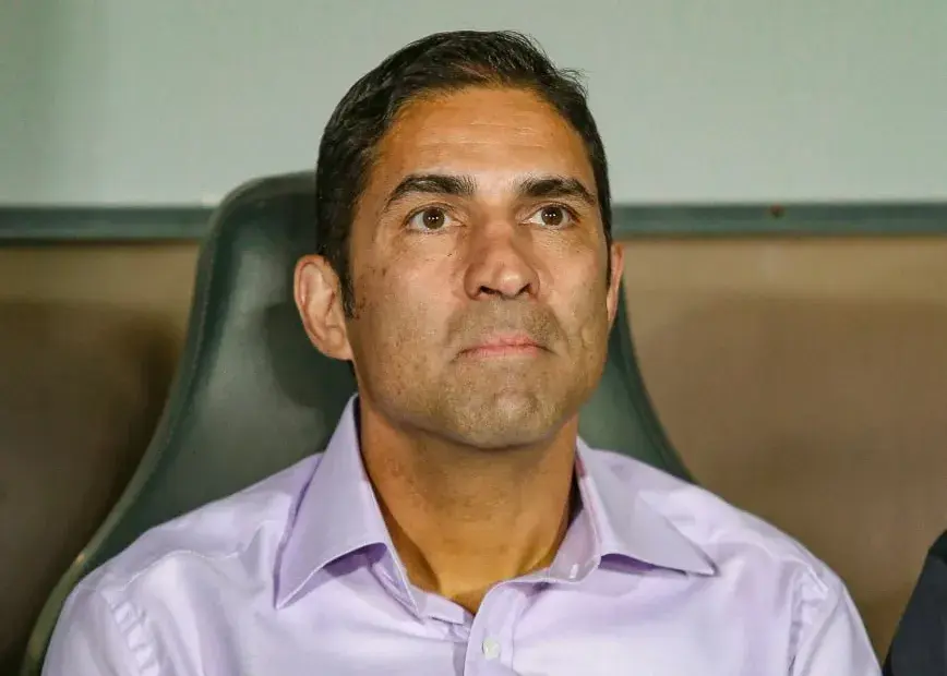 هاشمیان پس از برکناری با تصمیمی کم‌سابقه روی نیمکت پرسپولیس ماند!