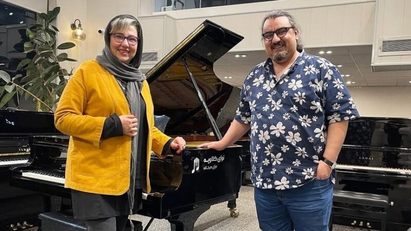 نگاهی به چیدمان شاهانه و مجلل منزل معصومه کریمی، همسر مهران غفوریان در سریال «زیر آسمان شهر»/ از مبلمان مدرن و پیانو تا گل‌های روح بخش و دکوری های سنتی و هنری