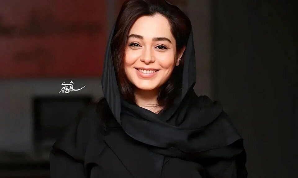 ژست دلبرانه سانیا سالاری در میان شاخ و برگ های سرسبز درختان