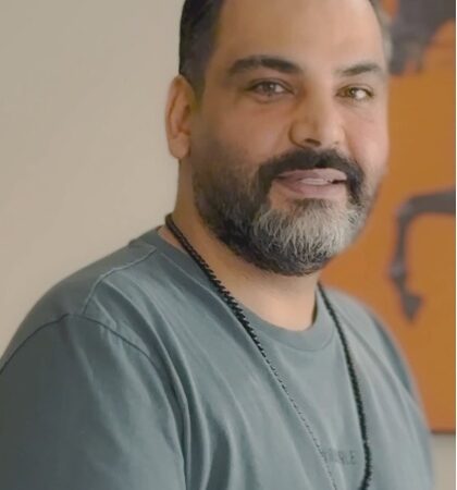 تغییر چهره عجیب احسان علیخانی با تغییر در مدل موهایش؛ تحول در قیافه مجری سابق صدا و سیما با مدل مویی که اصلا بهش نمیاد! +ویدیو