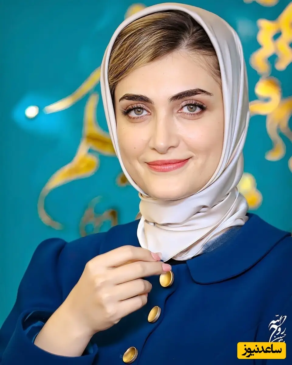 عکس هنری الناز ملک در کنار دیواری پر از گل