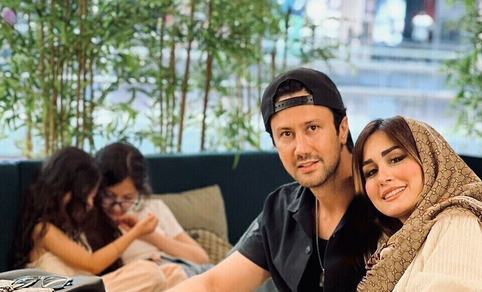 پاییزگردی عاشقانه همسر شاهرخ استخری با شاخه گل رُز زیبایش در خیابون های بلژیک/ چه استایل ساده و شیکی+عکس