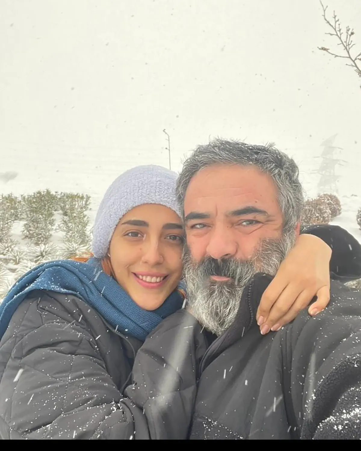 خانه رازآلود حسن معجونی با قوری‌های شاه قاجار و گل‌های تازه؛ نگاهی به دکوراسیون خاص بازیگر محبوب