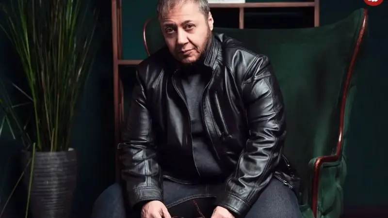 تصویری نایاب از مازیار لرستانی در آغوش پدر؛ سفر به سال ۴۵ با عکسی ویژه!