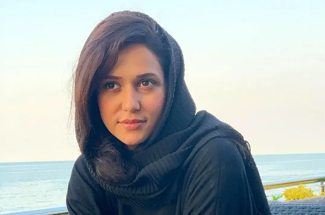 خاطره‌بازی| «پریناز ایزدیار» به همراه خواهرش در یک کافه؛ سال 96