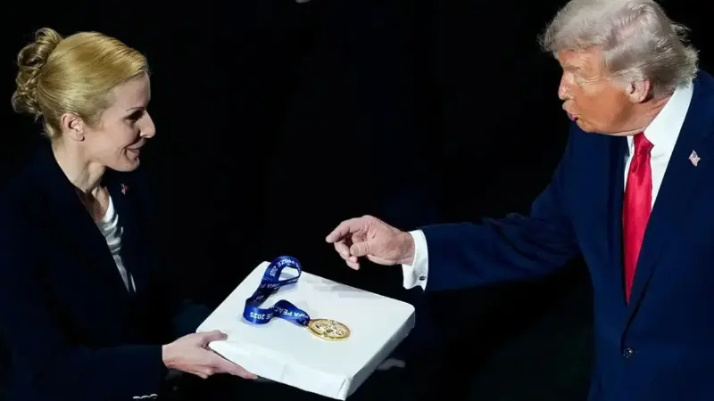 دل بری هایی برای ترامپ؛ جلوه هایی از «دیپلماسی تملق» در سال ۲۰۲۵