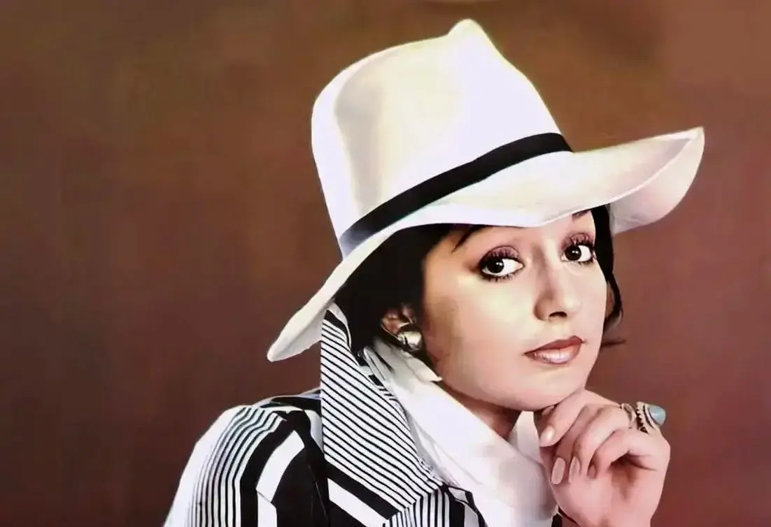 عکس| سفر در زمان؛ «گوگوش» با حجاب کامل در تهران و پیش از مهاجرت؛ دهه 70