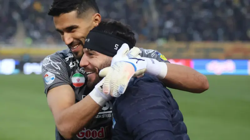 تنها استقلالی وفادار در آغوش سیدحسین (عکس)