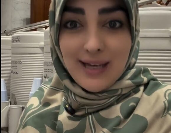 ترفند خلاقانه  ستاره سادات قطبی برای نماز خواندن بدون مهر در خانه خدا/ زیارت قبول حاج خانوم