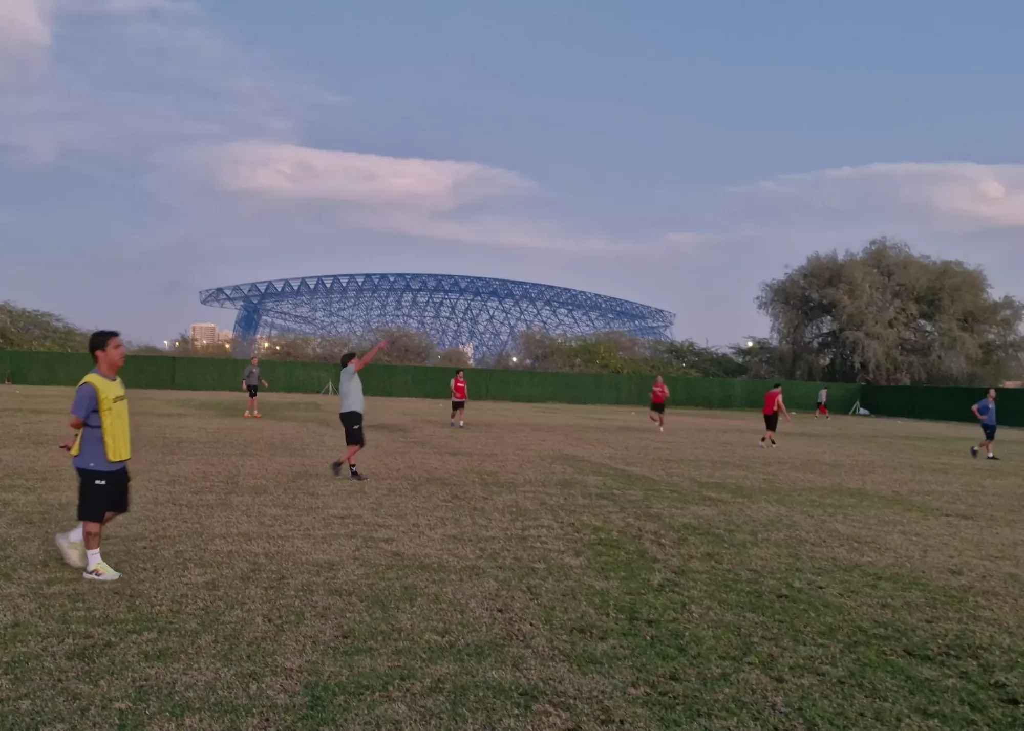 وقوع اتفاقی بی‌سابقه؛ بازی دوستانه کادرفنی پیکان و نساجی در جزیره کیش!