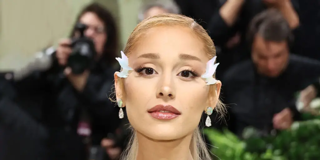 پیراهن عروسکی آریانا گرانده که همه را شگفت‌زده کرد؛ ادای احترامی بی‌نظیر به فشن دهه ۷۰!