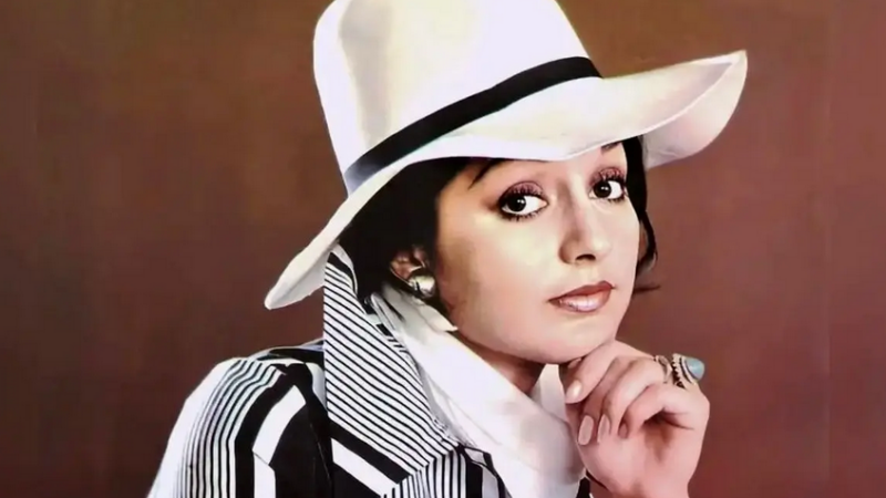 قاب تاریخ | گوگوش با حجاب کامل در تهران دهه ۷۰