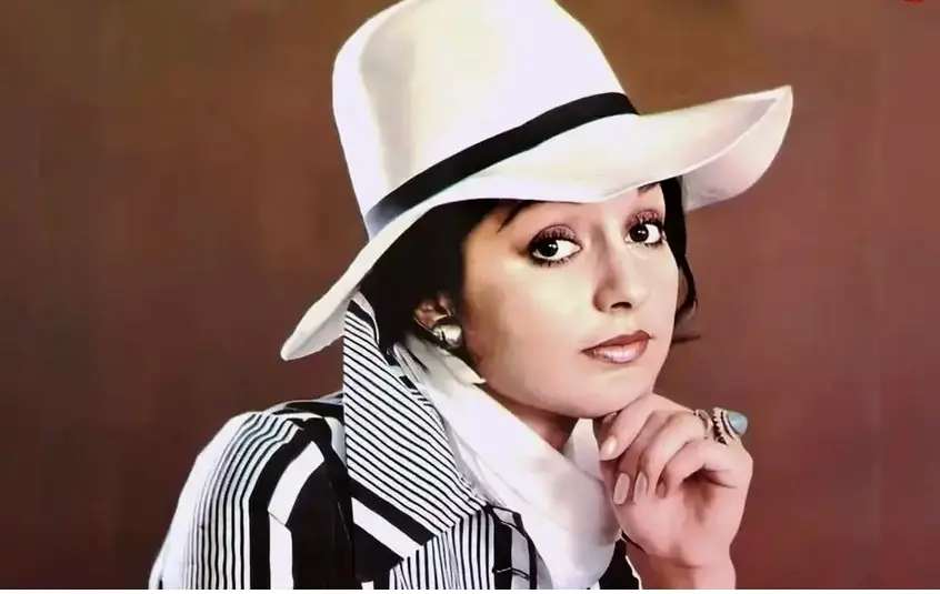 قاب تاریخ | گوگوش با حجاب کامل در تهران دهه ۷۰