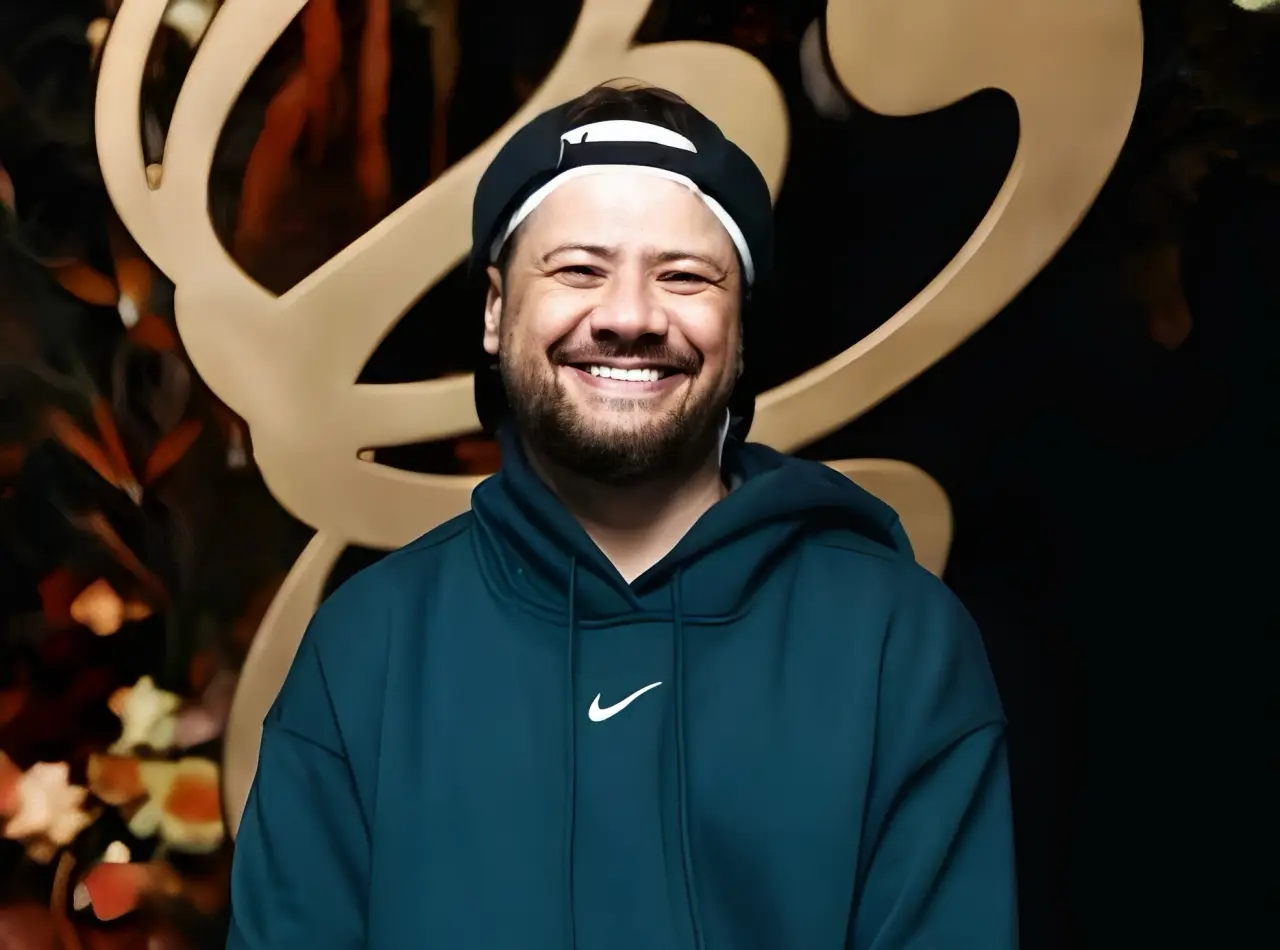 بیوگرافی علی صادقی و اسم واقعی او + فیلم ها و رقص جالبش در شب آهنگی