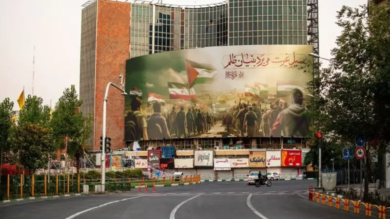 بنرهای نظامی در سطح شهر تهران نصب شد