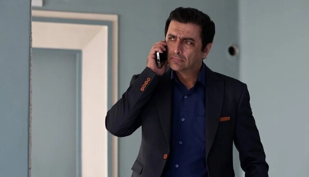 تخت‌خواب امین زندگانی و میز مطالعه زهرا در سریال ساهره - وب‌گردی