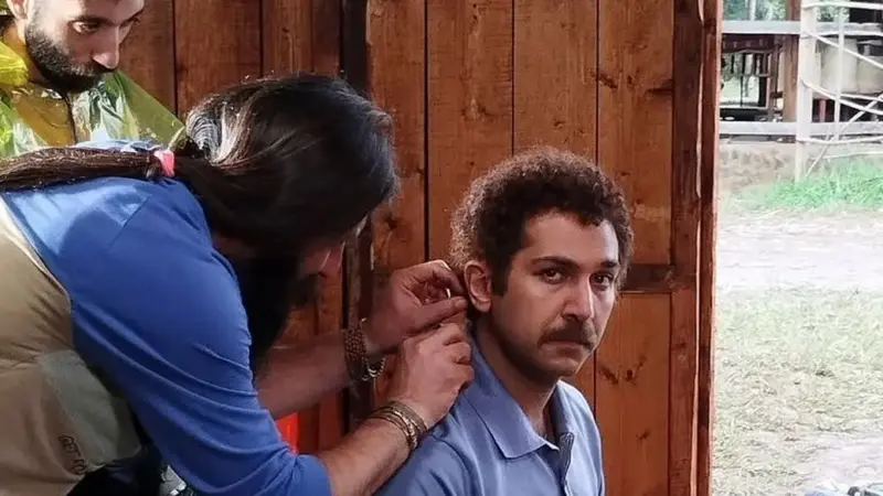 عکس| سفر زمان؛ «قربان» (سریال سوجان) در کنار «مهرداد میناوند» در پشت‌صحنه یک برنامه