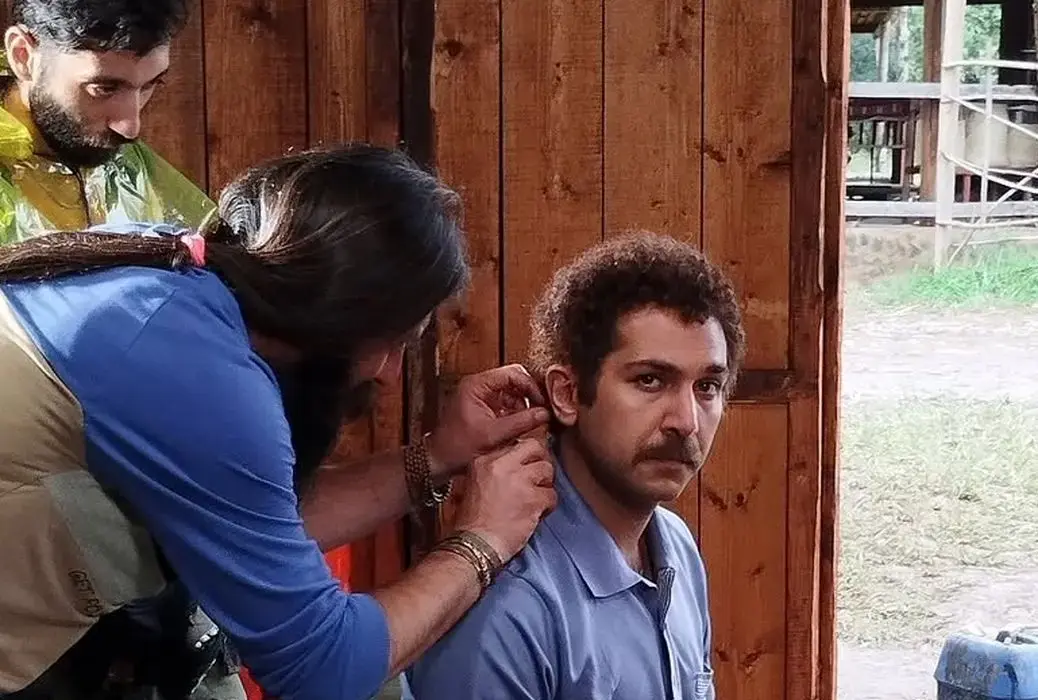 سفر زمان؛ «قربان» (سریال سوجان) در کنار «مهرداد میناوند» در پشت‌صحنه یک برنامه - وب‌گردی