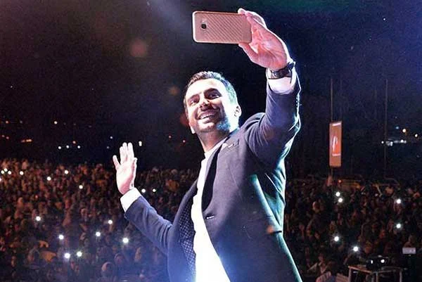 عکس محمدحسین میثاقی روی سن