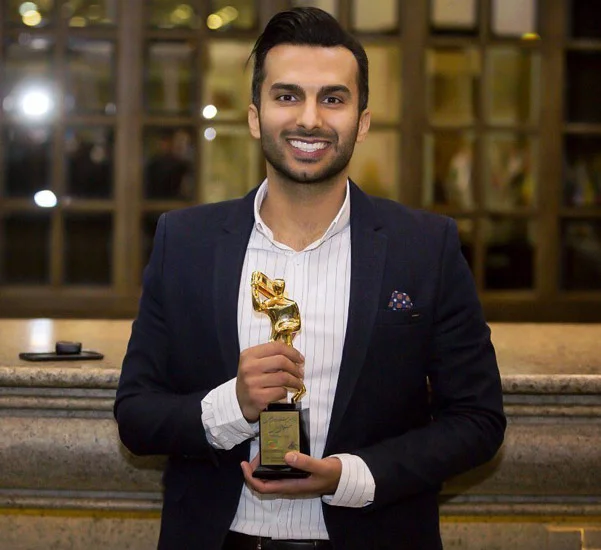 عکس محمدحسین میثاقی و تندیس سه ستاره