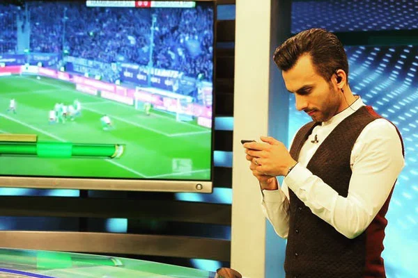 عکس محمدحسین میثاقی موقع اجرا