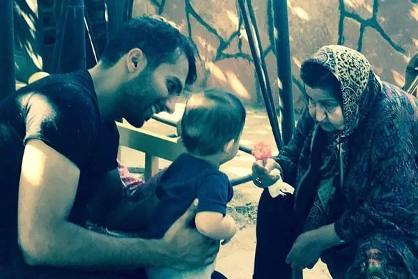 عکس محمدحسین میثاقی با مادر و پسرش