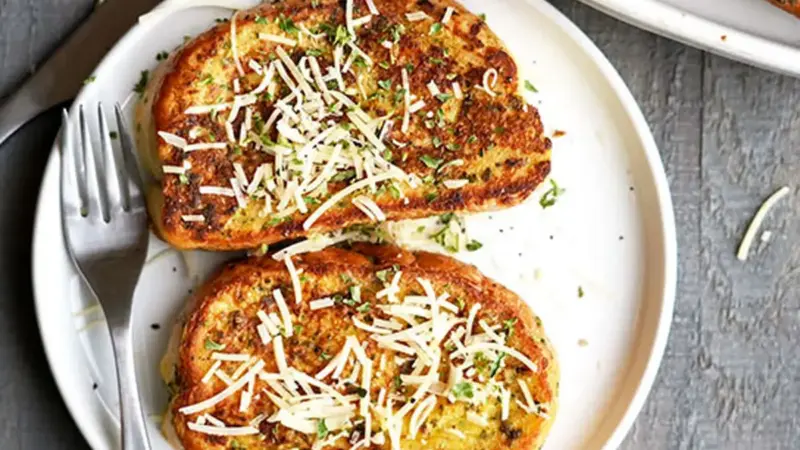 تست فرانسوی خوشمزه با عطر سیر و پنیر پارمسان