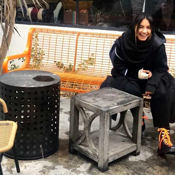 نیکی نصیریان در حال خندیدن