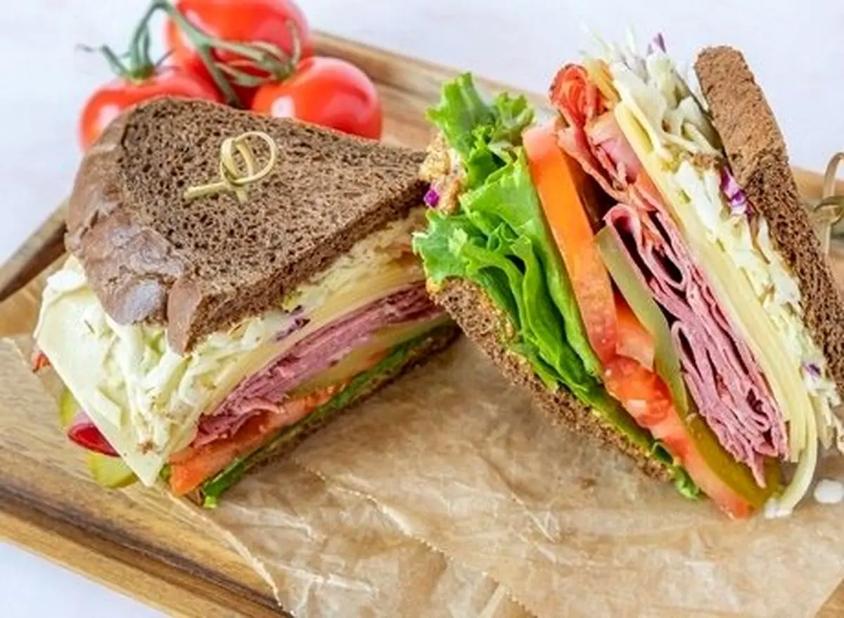 آشپزباشی طرز تهیه ساندویچ پاسترامی گرم خانگی؛ راز خوشمزگی که نمی‌دانستید - وب‌گردی